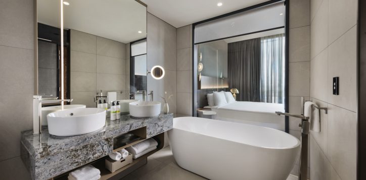 executive-king-suite-bathrrom-2-2